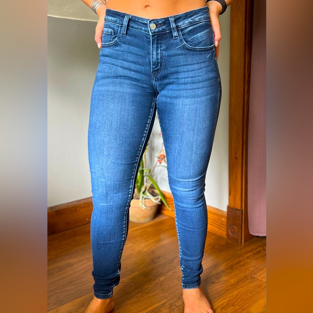 KanCan mid-rise skinny jean!